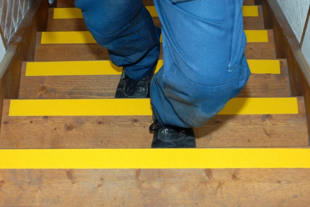 1708686013wpdm_H3401Y-Yellow-Standard-Safety-Grip-Applied-to-Stairs-5.jpg